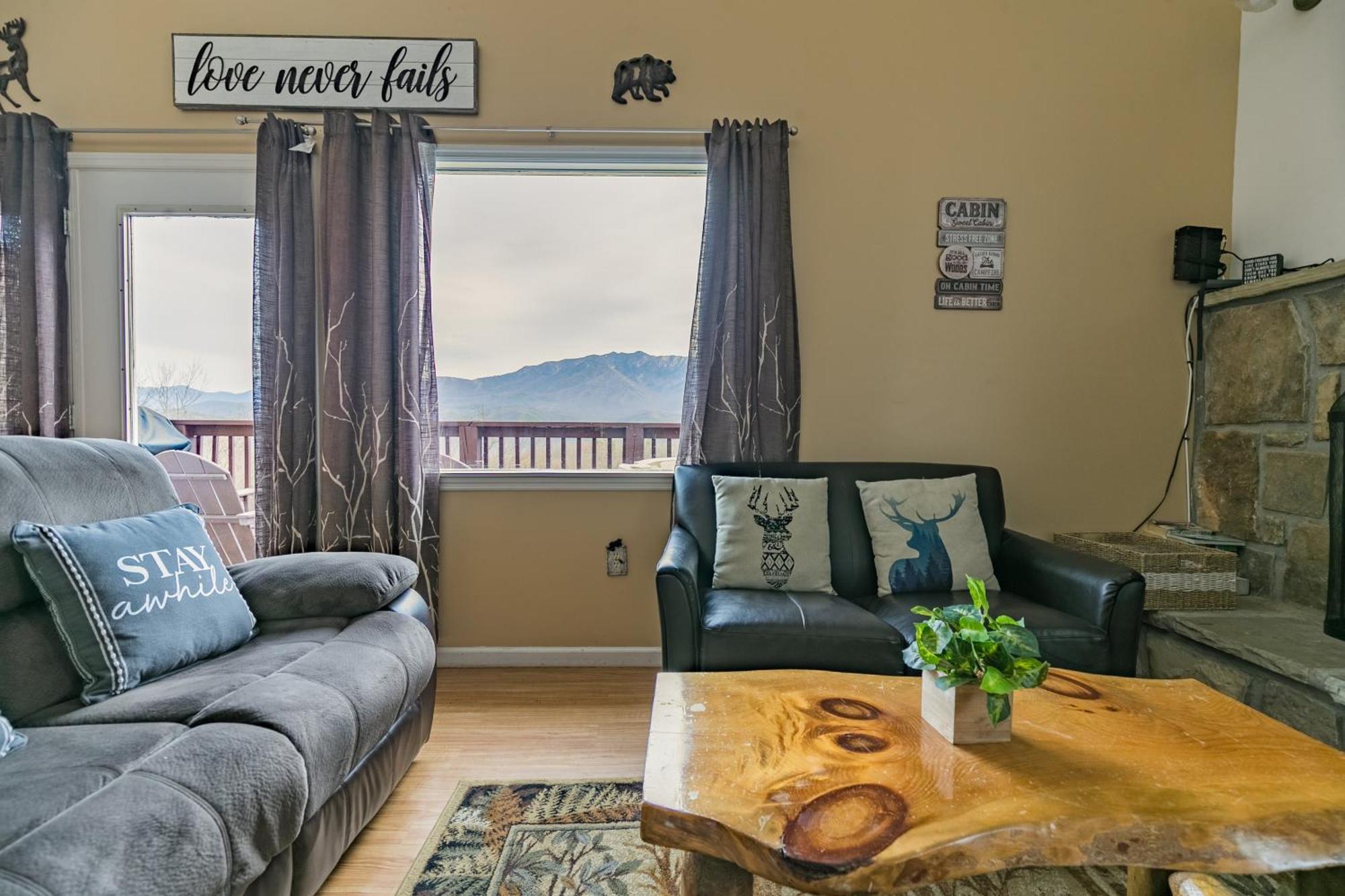 Heavenly View - Bear Themed Cabin, Hottub, Dog-Friendly, Near جاتلينبرج المظهر الخارجي الصورة